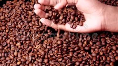 手把手<strong>拿起</strong>来烤棕色咖啡豆。 制作美味芳香咖啡的理念。
